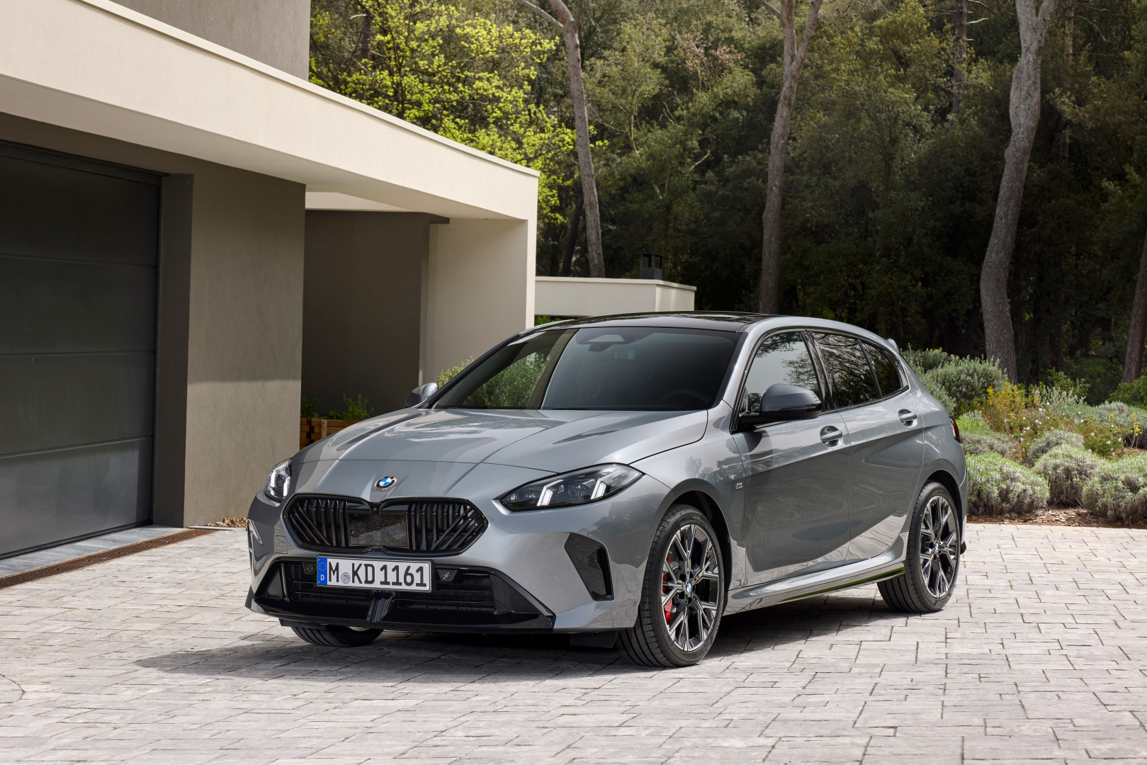 SMALL_P90550872_highRes_the-all-new-bmw-1-se